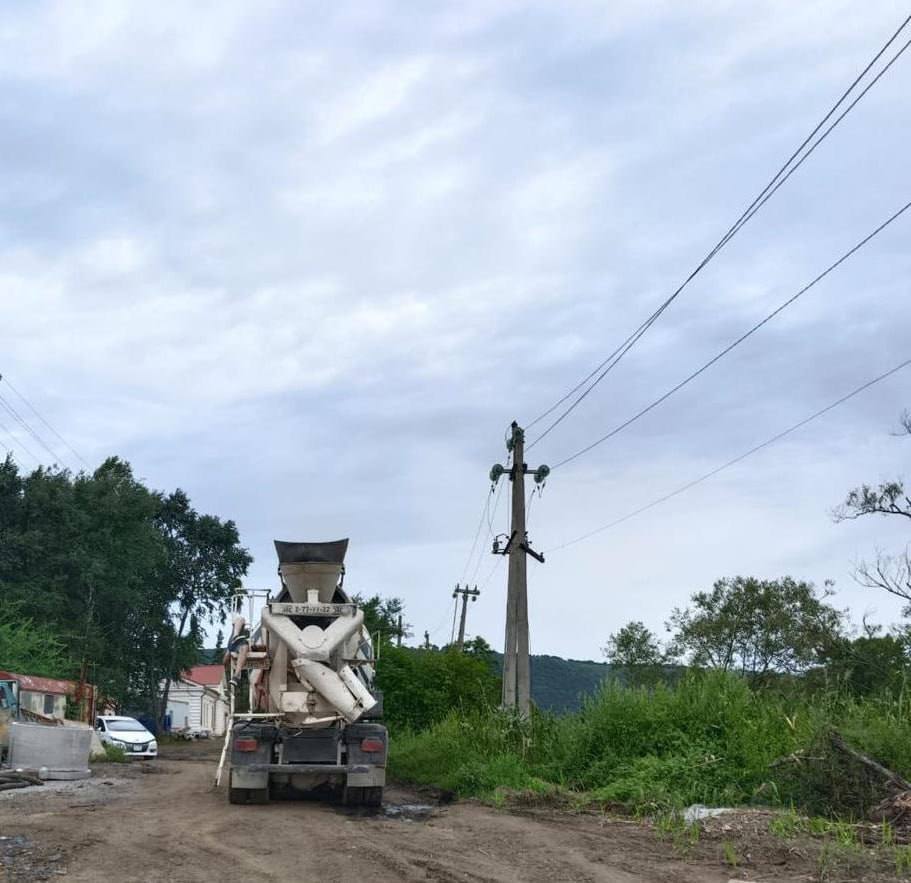 В Приморье водителя бетономешалки убило током На станции Барановский в Приморском крае произошла трагедия 35 летний местный житель водитель бетономешалки погиб от удара током во время строительных работ Инцидент случился в вечернее время Мужчина занимался промывкой емкости бетономешалки возле железнодорожных путей и в непосредственной близости от линий электропередач Как сообщают в ЛО МВД России на станции Уссурийск в момент ЧП он получил смертельный удар током На ноге погибшего зафиксирован ожог характерный для подобных поражений О теле погибшего в дежурную часть транспортной полиции сообщил очевидец На место выехала следственно оперативная группа Сейчас проводится проверка устанавливаются все обстоятельства происшествия Прислать новость MrUssuriysk Наш Чат