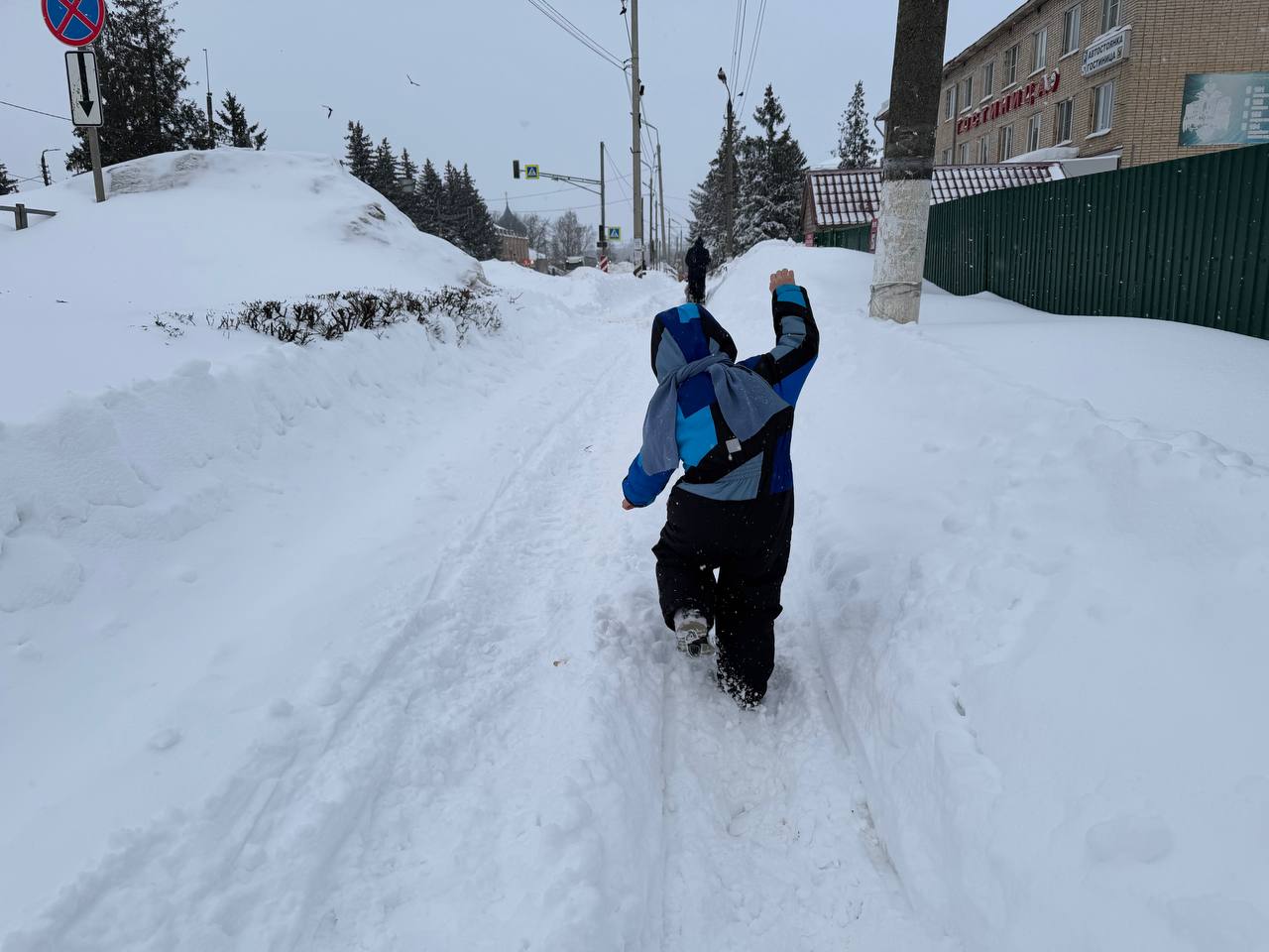 Циклон Валли ушел по английски оставив нас с рекордами и сугробами Можно официально выдохнуть мощный циклон Валли покинул нас минувшей ночью успев вписать себя в историю За неполные сутки стихия принесла 14 миллиметров осадков что стало абсолютным максимумом для 19 февраля Предыдущий рекорд держался с далекого 1970 года а точное значение нового достижения метеорологам еще предстоит высчитать Сегодня 20 февраля природа дает нам передышку Ожидается облачная погода без осадков днем термометры покажут комфортные 7 градусов а к ночи похолодает до 9 Лопаты можно немного отложить в сторону Впереди длинные праздничные выходные и погода обещает быть довольно мягкой Суббота 21 февраля Днем потеплеет до 4 градусов из за облаков наконец то выглянет солнце Ночью температура опустится до 8 градусов Воскресенье 22 февраля Днем ожидается около 3 градусов но к вечеру может начаться небольшой снег Понедельник 23 февраля В День защитника Отечества сохранится стабильный легкий минус от 4 утром до 3 градусов днем Вечером и ночью снова пойдет снег 1  2   Подпишись на новости Мы в MАХ