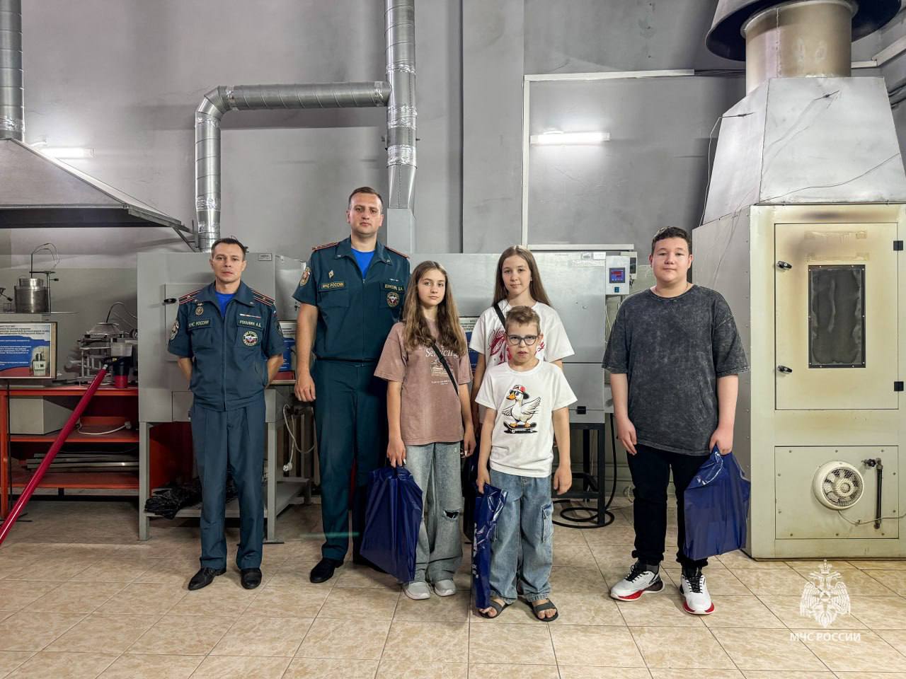 Белгородские сотрудники МЧС России исполнили мечту детей Специалисты МЧС России подарили ребятам незабываемый день, познакомив с профессиями диспетчера и пожарного. Юные гости побывали в Центральном пункте пожарной связи, где увидели работу диспетчеров и узнали, как координируются действия пожарных расчётов. Они познакомились с техникой и оборудованием, примерили боевую одежду и узнали о буднях огнеборцев. Улыбки на лицах ребят стали лучшей благодарностью для спасателей.