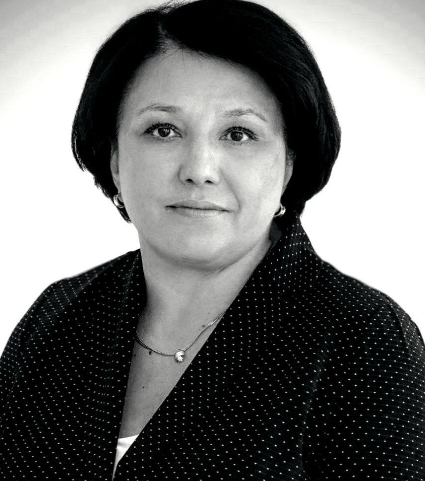 Бурятия прощается с депутатом Ларисой Крутиян После тяжёлой болезни на 57 м году жизни скончалась Лариса Крутиян депутат Народного Хурала Бурятии и яркий общественный деятель Вся её жизнь была связана с республикой родившись в Улан Удэ и получив образование в Томске она вернулась чтобы работать юристом затем возглавить Бурятмясопром а позже на протяжении четырёх созывов отстаивать интересы земляков в Народном Хурале возглавляя партийную фракцию Для коллег и избирателей она останется примером отзывчивости принципиальности и искренней любви к Бурятии Разделяем горечь утраты с её семьёй и друзьями