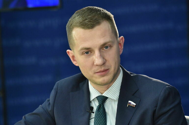 Обновление законопроекта по профилактике киберпреступлений В ближайшее время планируется внести изменения в федеральный закон о профилактике правонарушений среди несовершеннолетних. Ключевые изменения: • Добавление нового направления, связанного с профилактикой киберпреступлений в интернете. зендрение плошадки ожидается уже в весеннюю сессию. Меры направлены на усиление защиты молодых пользователей в цифровой среде и предотвращение киберугроз.