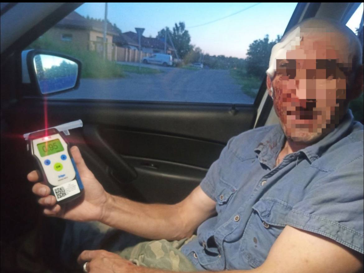Выпил 3 литра пива и поехал кататься на квадроцикле по Ялуторовску. Сколько водителю лет? 38! Квадроцикл опрокинулся в Ялуторовске вчера около полуночи на пересечении улиц Тополиной и Березовой. Водитель получил легкие повреждения. Зато наряд ДПС, приехав по вызову, зафиксировал с помощью алкотестера не легкую степень опьянения у водителя - 0,95 мг алкоголя на литр выдыхаемого воздуха. Права управления квадроциклом ялуторовчанин не имеет. На него составлен административный материал за пьяное вождение. Квадроцикл помещен на спец стоянку.