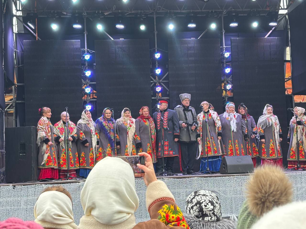 В Луганске на новогодние праздники на Театральной площади выступают творческие коллективы, сообщила временно исполняющая обязанности главы города Яна Пащенко.  - Сегодня в самом сердце столицы ЛНР выступили представители Станично-Луганского и Беловодского районов, а также Кировска, Кременной и Стаханова, - написала Пащенко в своем телеграм-канале.  Выступления творческих коллективов будут проходить с 29 декабря по 7 января.