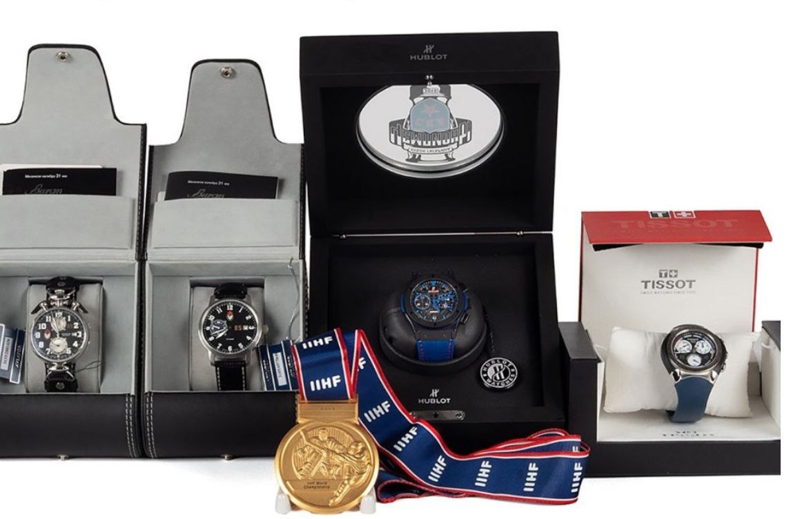 Золото хоккейной сборной России на ЧМ 2009 продадут на аукционе Аукционный дом Литфонд выставил на продажу несколько коллекционных спортивных лотов из собрания бывшего менеджера сборной России по хоккею Павла Попова Среди них и золотая медаль сборной России чемпионата мира по хоккею который проходил в Швейцарии в 2009 году Также можно приобрести памятные швейцарские часы которые были специально изготовлены в ограниченном количестве для обладателей хоккейного Кубка Гагарина в составе петербургского СКА в 2015 году В интервью Матч ТВ Попов рассказал что средства за продажу коллекции необходимы ему чтобы обеспечивать семью и родных сын Павла бывший хоккеист погиб на СВО у него осталось трое детей rodinargru