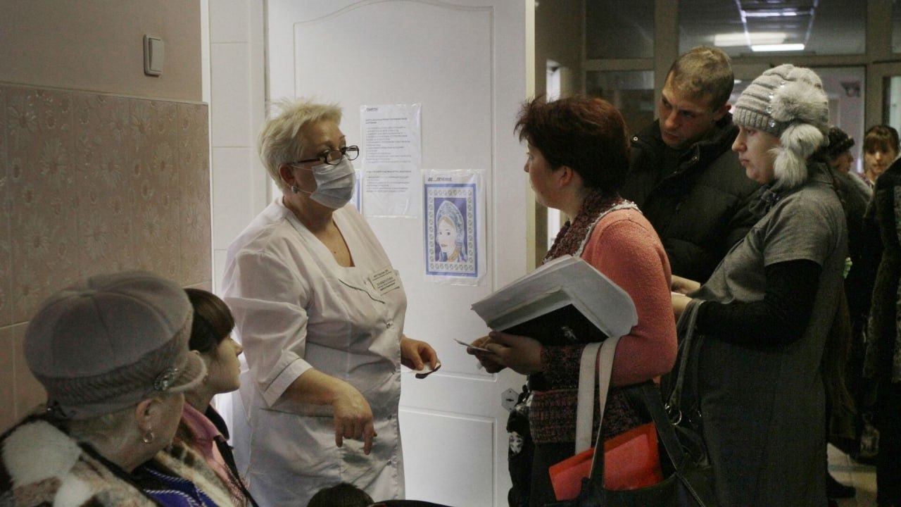 График работы медучреждений в праздники Минздрав Беларуси утвердил расписание работы поликлиник больниц и аптек в декабре 2025 года и январе 2026 го Скорая помощь будет функционировать в режиме повышенной готовности чтобы обеспечить непрерывность оказания медицинской помощи населению Амбулатории и поликлиники будут работать 20 декабря как в обычный рабочий день 25 декабря 1 2 и 7 января по праздничному графику 26 27 декабря и 3 января по субботнему а 28 декабря и 4 января как в выходной Для стационаров предусмотрен отдельный график с аналогичными изменениями Разговоры на кухне