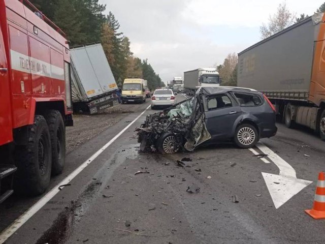 Два человека погибли еще двое пострадали в ДТП с участием 4 автомобилей в Рязанской области сообщила ГАИ региона ДТП произошло около 10 05 на 334 м километре автодороги М5 Урал в Путятинском районе По предварительной информации 65 летний водитель управляя автомобилем Ford совершил столкновение с автомобилями Porsche ГАЗ и грузовым автомобилем DAF Фото ДТП публикуют в соцсетях В результате происшествия водитель и пассажир автомобиля Ford от полученных травм скончались на месте ДТП Водитель и пассажир автомобиля Porsche получили травмы различной степени тяжести пострадавшим оказана медицинская помощь Подписаться на РИА Новости