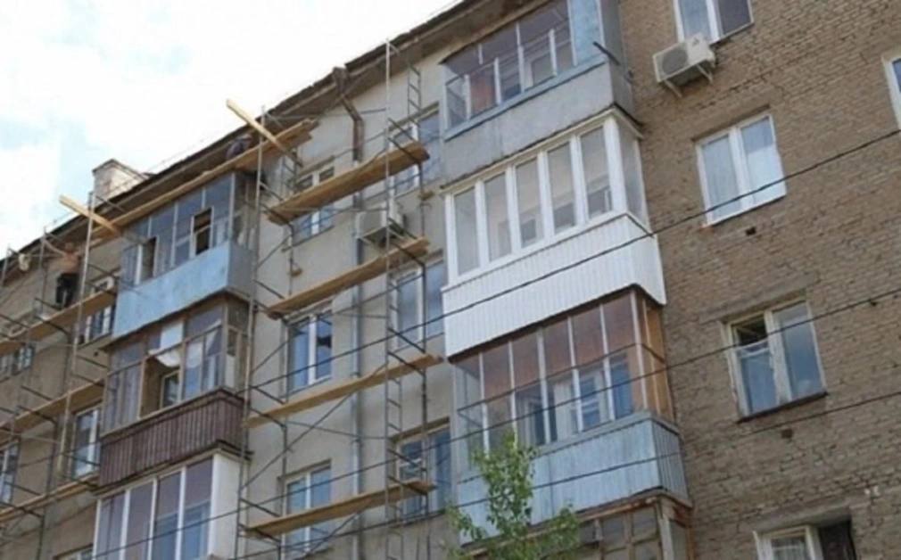 Взносы на капремонт в Башкирии предложили повысить на 5 4 Министерство ЖКХ Башкирии предложило повысить размер взносов на капитальный ремонт общего имущества в многоквартирных домах МКД с 1 января 2026 года Ведомство хочет проиндексировать тарифы на 5 36 Плату за 1 кв м общей площади помещения в многоквартирном доме до шести этажей предлагается установить на уровне 13 17 руб Сейчас тариф составляет 12 5 руб В домах выше шести этажей за один квадрат хотят установить тариф в 13 91 руб Сейчас он составляет 13 2 руб Как сообщал РБК Уфа предыдущий раз взносы на капремонт в Башкирии повышали в мае 2025 года Тогда тарифы повысили сразу на 63 и 67 5 До этого плата составляла 7 46 руб в домах до шести этажей и 8 1 руб в МКД выше шести этажей В МинЖКХ объясняли что взносы будут индексироваться в 2026 и 2027 годах на размер не меньше прогнозируемой инфляции по республике До 2025 года тарифы на капремонт МКД в Башкирии не менялись с 2022 года и были одними из самых низких по стране По подсчетам коммунального ведомства увеличение размера платежей может принести в фонд капремонта дополнительно 2 9 млрд руб в год Это позволит ремонтировать около 1 тыс многоквартирных домов ежегодно Эксперты ЖКХ опрошенные РБК Уфа также поддержали это решение объяснив что 60 фонда капремонта МКД формируется за счет взносов граждан а своевременное пополнение позволяет ускорить проведение работ РБК УФА
