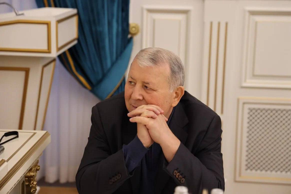 Как стало известно Ъ Генпрокуратура России намерена обратить в доход государства более полусотни объектов недвижимости принадлежащих бывшему госсекретарю Республики Дагестан Магомед Султану Магомедову и 16 его близким родственникам Стоимость имущества расположенного в республике Ставропольском крае а также в престижных районах Москвы надзорное ведомство оценило в 500 млн руб Ранее у Магомед Султана Магомедова уже были конфискованы объекты бывшего госпредприятия Дагнефтепродукт занимающегося транспортировкой нефти через морской торговый порт Махачкалы Новый антикоррупционный иск к Магомед Султану Магомедову инициированный генпрокурором Игорем Красновым как и первое обращение был подан 11 сентября в Советский районный суд Махачкалы В новом иске речь идет о 53 объектах кадастровой стоимостью свыше 500 млн руб рыночная превышает 1 млрд руб нескольких десятках земельных участков а также жилой и коммерческой недвижимости расположенной в Дагестане большей частью в Махачкале в Ставропольском крае Пятигорске и Ессентуках а также в престижных районах Москвы на Хорошевском шоссе в районе станции метро Беговая в Тетеринском переулке в Таганском районе а также на улице Заморёнова в Пресненском районе Их номинальными владельцами в период с 2000 по 2023 год стали 16 человек Прокуратура считает что полученные ответчиками доходов явно недостаточно для приобретения дорогостоящих активов Надзор пришел к выводу что рост доходов ответчиков находился в прямой причинно следственной связи с неправомерным завладением Магомедовым финансово материальными ресурсами ОАО Дагнефтепродукт поскольку прибыль от его деятельности и эксплуатации имущественного комплекса в том числе созданных на его базе компаний поступала в распоряжение его родственников