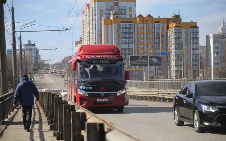 С предупреждением к жителям и гостям Саранска обратились представители городских властей. В мэрии сообщили, что 6 мая в столице Мордовии изменятся некоторые автобусные и троллейбусные маршруты. Связано это с проведением легкоатлетической эстафеты. По данным горадминистрации, с 10:00 до 12:00 на улицах Советская, Серова, Московская и Рабочая движение транспорта ограничат. Поэтому автобусы №№8, 19, 20, 22, 24, 28, 35 и 45 вместо Рабочей и Московской поедут по Коммунистической и Гагарина, а затем уже по действующим маршрутам. Троллейбус №15 во время поездки с Юго-Запада поедет по улицам Гагарина, Полежаева, пр. Ленина и Коммунистическая. А при движении с Химмаша — по пр. Ленина – ул. Васенко – ул. Гагарина.