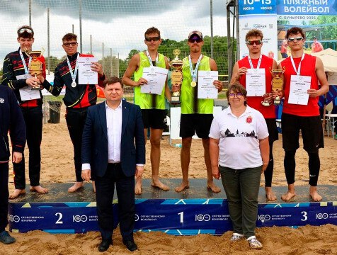 Две "бронзы" чемпионата и первенства России завоевали калужские пляжники В Тульской области завершились чемпионат и первенство России по спорту глухих. Калужскую область на турнире по пляжному волейболу представили воспитанники физкультурно-спортивного центра "Лидер". На первенстве среди юниоров Александр Савилов в паре с Владимиром Протасовым заняли третье место. На чемпионате отличились Марина Рашева и Ольга Швецова. Они также завоевали "бронзу".