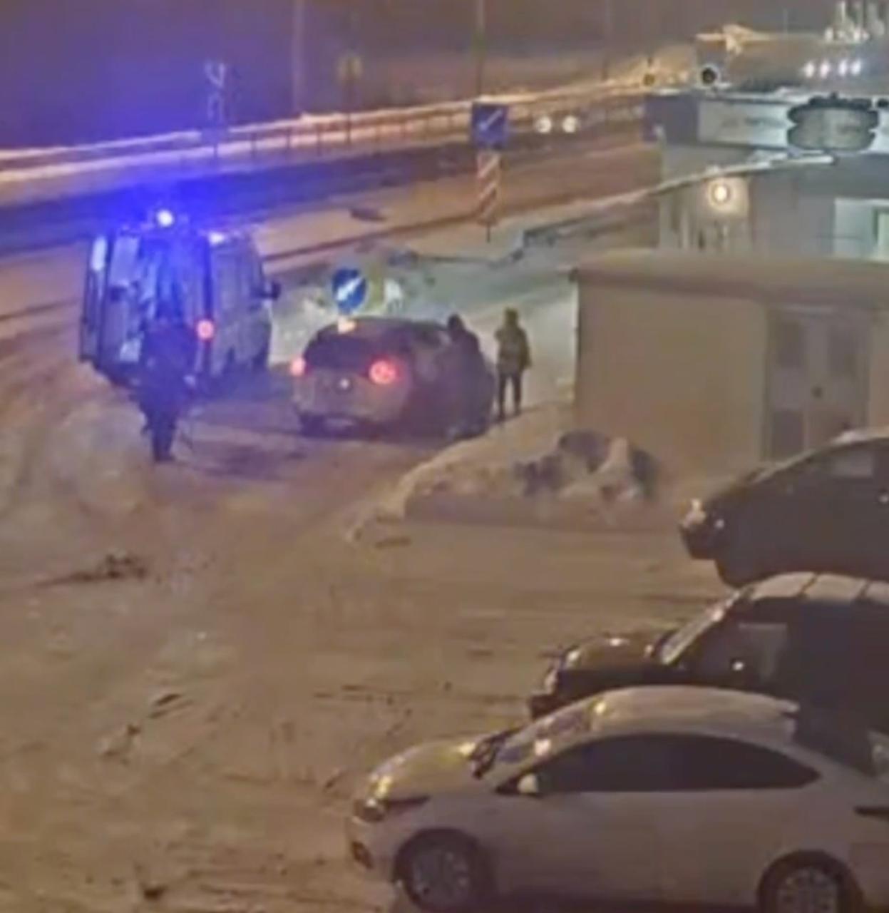 Калужанка родила девочку на трассе М 3 По пути из Малоярославца в Калугу у женщины начались роды Кассир контролер Ирина Скобкина тут же побежала к авто по пути набирая скорую помощь По телефону медики давали инструкции как правильно принять роды Ирина аккуратно перерезала пуповину и следила за состоянием мамы и малышки до приезда скорой помощи Коллега Ирины Александра Макаренко укутала ребенка одеялом чтобы согреть и успокоить Позже отец вернулся к девушкам с благодарностью мама и малышка доставлены в больницу находятся под наблюдением врачей и чувствуют себя хорошо сообщили в Автодоре Наш канал в MAX Прислать новость