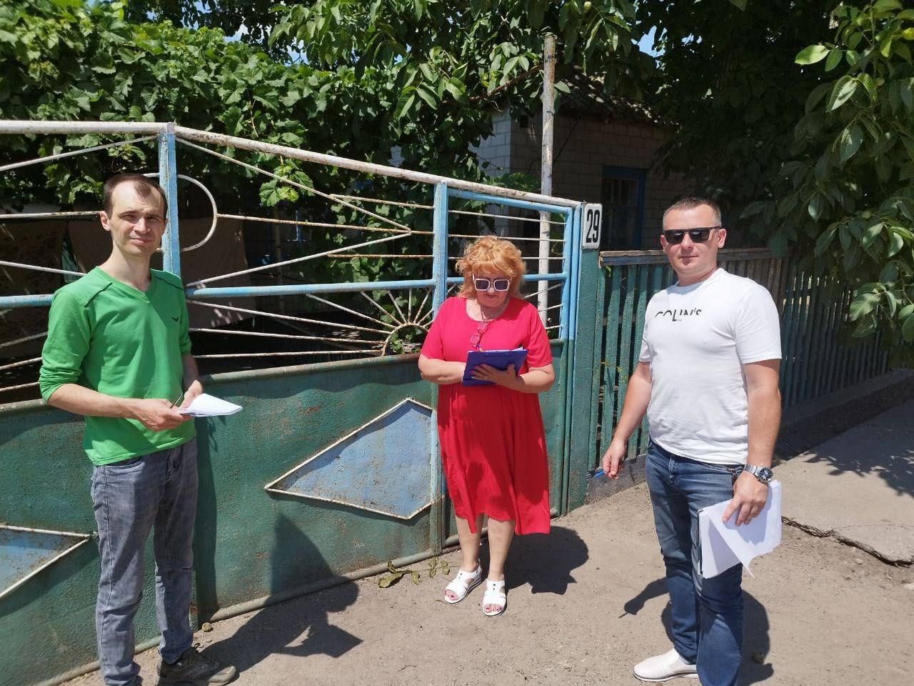 Профилактический рейд в Скадовске: внимание к семьям Сотрудники отдела труда и социальной защиты администрации Скадовского муниципального округа провели выездной рейд с целью проведения профилактической беседы с законными представителями о недопущении ненадлежащего исполнения родительских обязанностей по воспитанию, содержанию и обучению несовершеннолетних детей, а также о недопущении жестокого обращения с ними. В ходе рейда были обследованы жилищно-бытовые условия семей, а также доставлена гуманитарная помощь в виде продуктовых наборов. Сотрудники посетили около 10 семей, что позволило не только оценить условия проживания, но и провести необходимые профилактические беседы, подчеркнув важность заботы о детях и создания безопасной атмосферы в семье. Данный рейд направлен на поддержку семей и предупреждение возможных негативных ситуаций в будущем. #Общество