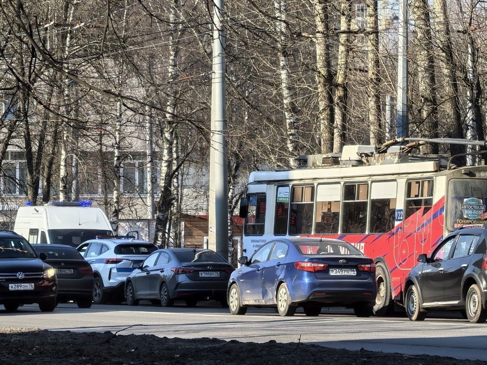 В Ярославле в Дзержинском районе легковушка сбила водителя троллейбуса.  В понедельник, 24 марта, в 13 часов 48 минут в районе дома №45 по Тутаевскому шоссе женщина-водитель троллейбуса переставляла токоприемники. В этот момент ее сбил легковой автомобиль. На место была вызвана скорая помощь и экипаж ГИБДД.  «Говорить о травмах пока преждевременно. На предприятии будем проводить служебную проверку по данному факту. И уже как будет получена информация о травмах, будем принимать какие-то меры к водителю легкового автомобиля» – пояснил Денис Пырлог.  #Ярославль #Троллейбус #Авария #Наезд_ГТ #Ярославль_ГТ    Троллейбус   ДТП