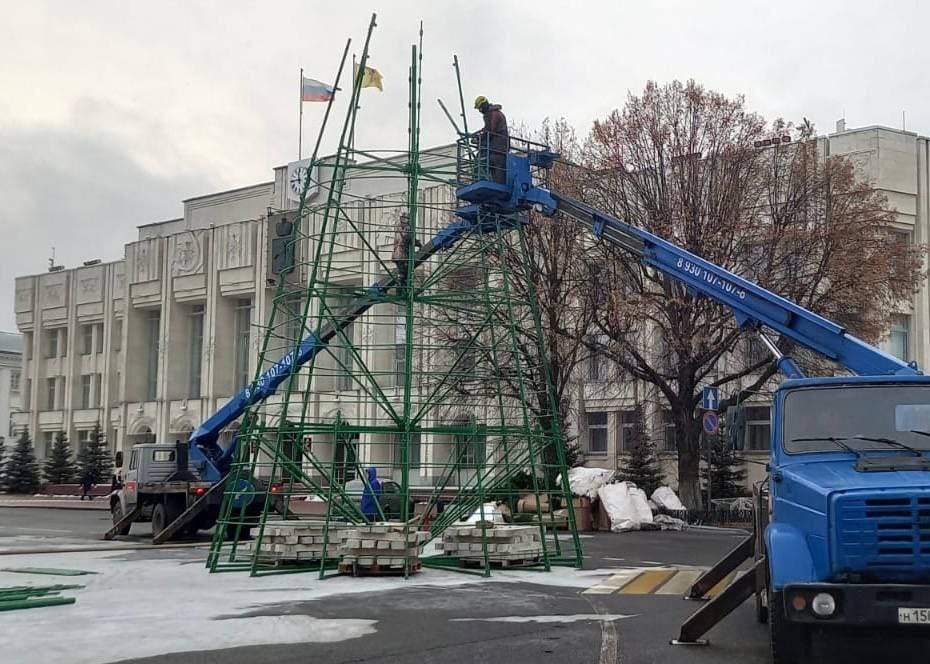 Новый год близко. На Советской площади в Ярославле начали устанавливать праздничную елку.   Сегодня устанавливают каркас — к сотне металлических элементов крепятся более полутора тысяч веток хвои, - рассказали в мэрии Ярославля.    Высота новогодней красавицы — 18 метров. Еще краше ее сделают более 300 метров гирлянд, 40 больших световых звезд, бусы и глянцевые шары.   Украшение всей площади будет закончено к открытию катка. А елка будет готова уже 20 декабря.  Фото: мэрия Ярославля.