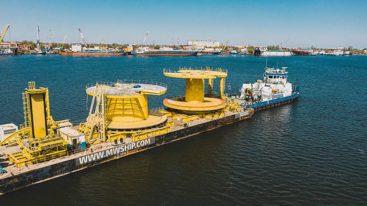 Компания Морвенна пополнила флот 12 й баржей проекта 8916 Судоходная компания Морвенна объявила о расширении флота в эксплуатацию введена новая баржа получившая имя Морвенна 3005 Как сообщает пресс служба компании это судно стало 12 й единицей серии проекта 8916 в составе компании   Баржа ранее носившая название DAMEN RIVERSTAR 3 DRS3 была построена в 2013 году в Горинхеме Нидерланды С 2020 по 2022 год судно уже работало в составе компании Морвенна на основании договора аренды За это время баржа прошла большой путь она была принята в аренду в Азове модернизирована в Санкт Петербурге затем мобилизована в Роттердам Там на нее загрузили катушки под кабель после чего судно проследовало в британский порт Росайт для намотки самого кабеля С этим грузом общим весом 1600 тонн баржа доставила оборудование в Баку в рамках проекта TotalEnergies Absheron ГКМ Абшерон Почти два года велась операция по выгрузке кабеля и другие работы на шельфе В 2022 году баржа доставила пустую катушку в Антверпен а затем была мобилизована на Северный морской путь где продолжает работать и сейчас Баржа Морвенна 3005 усилит возможности компании по перевозке генеральных навалочных и других видов грузов отмечают в пресс службе судоходной компании Основные характеристики баржи построена в 2013 году в Горинхеме грузоподъемность 3 тыс тонн габаритные размеры Д х Ш х В 89 50 х 16 50 х 4 50 м Текущее положение баржи Морвенна 3005 Архангельск Судно доступно для фрахта с 1 мая 2026 года ПортНьюс в MAX Telegram ВК Дзен