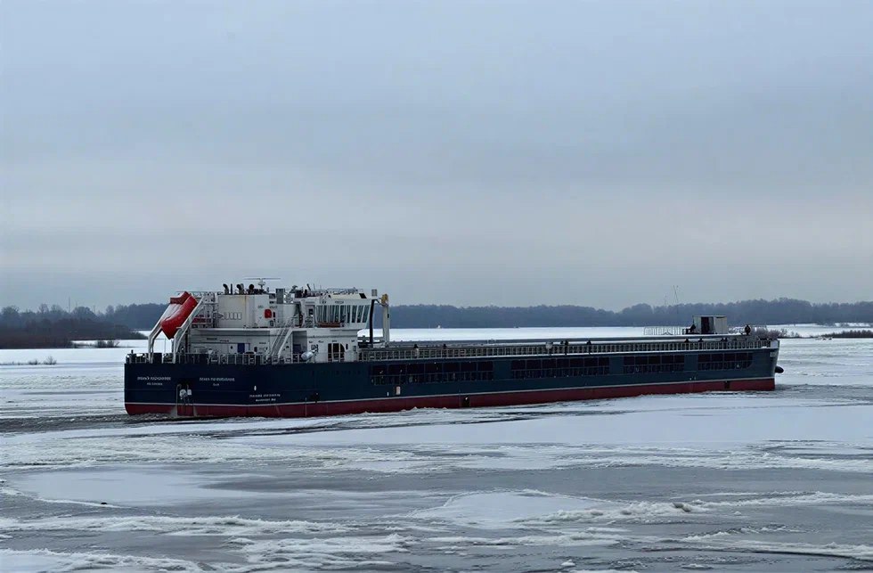 Очередной сухогруз проекта RSD59 вышел на ходовые   seanews ru 2025 12 26 ru ocherednoj suhogruz proekta rsd59 vyshel na hodovye 25 декабря серийное сухогрузное судно проекта RSD59 реализующегося на заводе ОСК Красное Сормово в Нижнем Новгороде приступило к ходовым испытаниям сообщили SeaNews в ОСК От достроечной набережной завода сухогруз получивший имя Яков Кокушкин отправился по Волге в район населенного пункта Василькурск За работой всех систем и механизмов на борту следят около 40 специалистов сдаточная