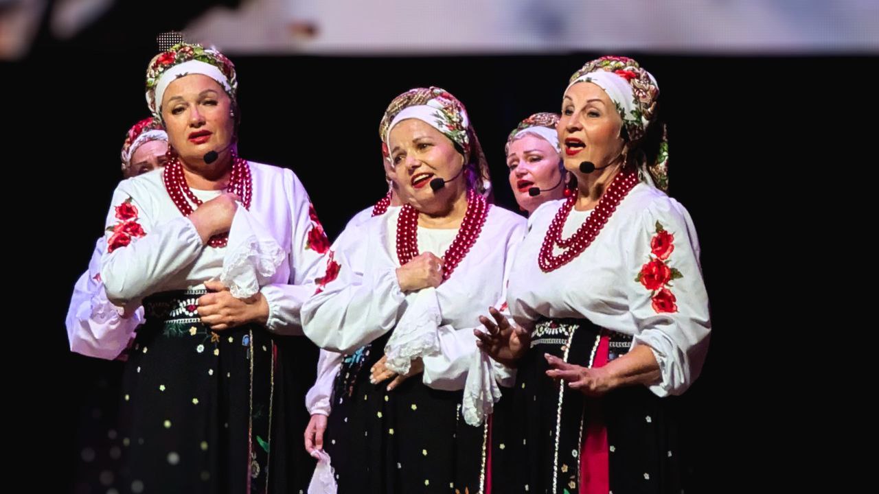 В учреждениях культуры Анапы отметили Единый день фольклора В Центре культуры «Родина» состоялся яркий праздничный концерт. Ансамбль казачьей песни «Черноморочка» подарил зрителям самые разные эмоции – от ликования до светлой печали. Каждая песня казачек стала признанием в любви своей земле и народу. Танцевальную поддержку оказал хореографический ансамбль «Даймонд». В ДК посёлка Виноградного участники летней культурно-досуговой площадки «Непоседы» посетили мастерскую художественной студии декоративно-прикладного творчества «Мастерская чудес». Ее руководитель Елена Алемасова рассказала о традиционном кубанском ремесле – вышивке. Вниманию гостей представили выставку «Хоровод народных кукол». Экскурсия продолжилась в отделе краеведения, где заведующая Виноградной сельской библиотекой Наталья Кучер познакомила ребят с устным народным творчеством: скороговорками, потешками, пословицами, загадками, дразнилками, закличками. Тематические мероприятия, посвященные Единому дню фольклора, прошли и в других учреждениях культуры Анапы.