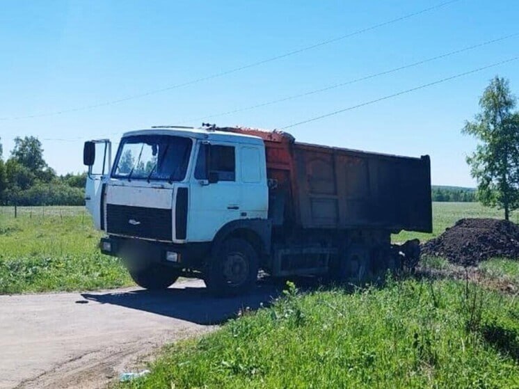 В Ростовской области водитель самосвала погиб, получив удар током В Ростовской области водитель самосвала погиб, получив удар током. Трагедия случилась 19 июня около 10:30 в Аксайском районе. Водитель пытался разгрузить щебень возле коттеджного посёлка «Старочеркасская Ривьера». В процессе разгрузки платформа грузовика случайно задела высоковольтные провода. По данным УПЧС по Аксайскому району, в результате мужчину ударило током. Он скончался до прибытия скорой помощи на место происшествия. Подписаться на "Новости Ростова" Прислать новость