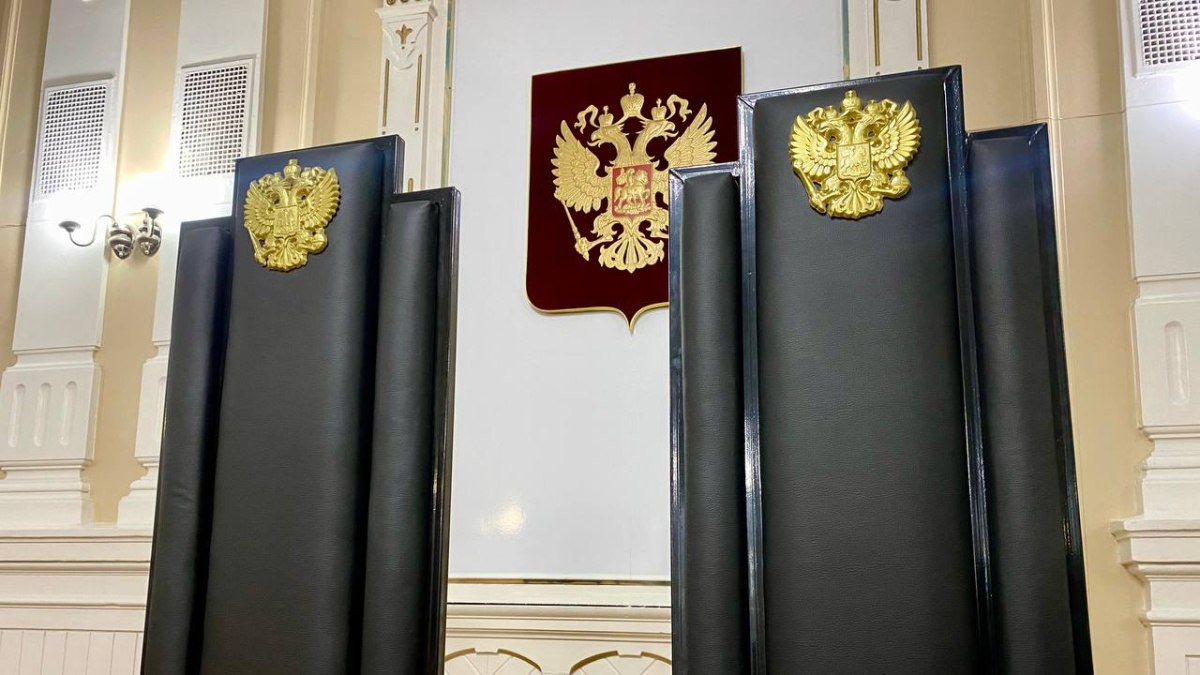 Олег Круглов возглавил службу мировых судей Самарской области В службе мировых судей Самарской области произошли кадровые изменения Олег Круглов назначен временно исполняющим обязанности руководителя ведомства Согласно информации размещенной на официальном портале правительства Самарской области Олег Круглов вступил в новую должность сменив Константина Хропова Олег Круглов уже принял участие в первом официальном мероприятии в новом статусе 14 ноября 2025 года он присутствовал на церемонии принесения присяги вновь назначенными мировыми судьями в Самарском областном суде Как сообщает телеграм канал Самарского областного суда Круглов занимал руководящий пост с приставкой и о во время мероприятия по вступлению в должность пяти новых мировых судей утвержденных депутатами Губернской Думы До назначения на должность временно исполняющего обязанности руководителя Олег Круглов занимал пост заместителя руководителя службы мировых судей Самарской области ГТРК Самара MAX lВК lОК lСАЙТ