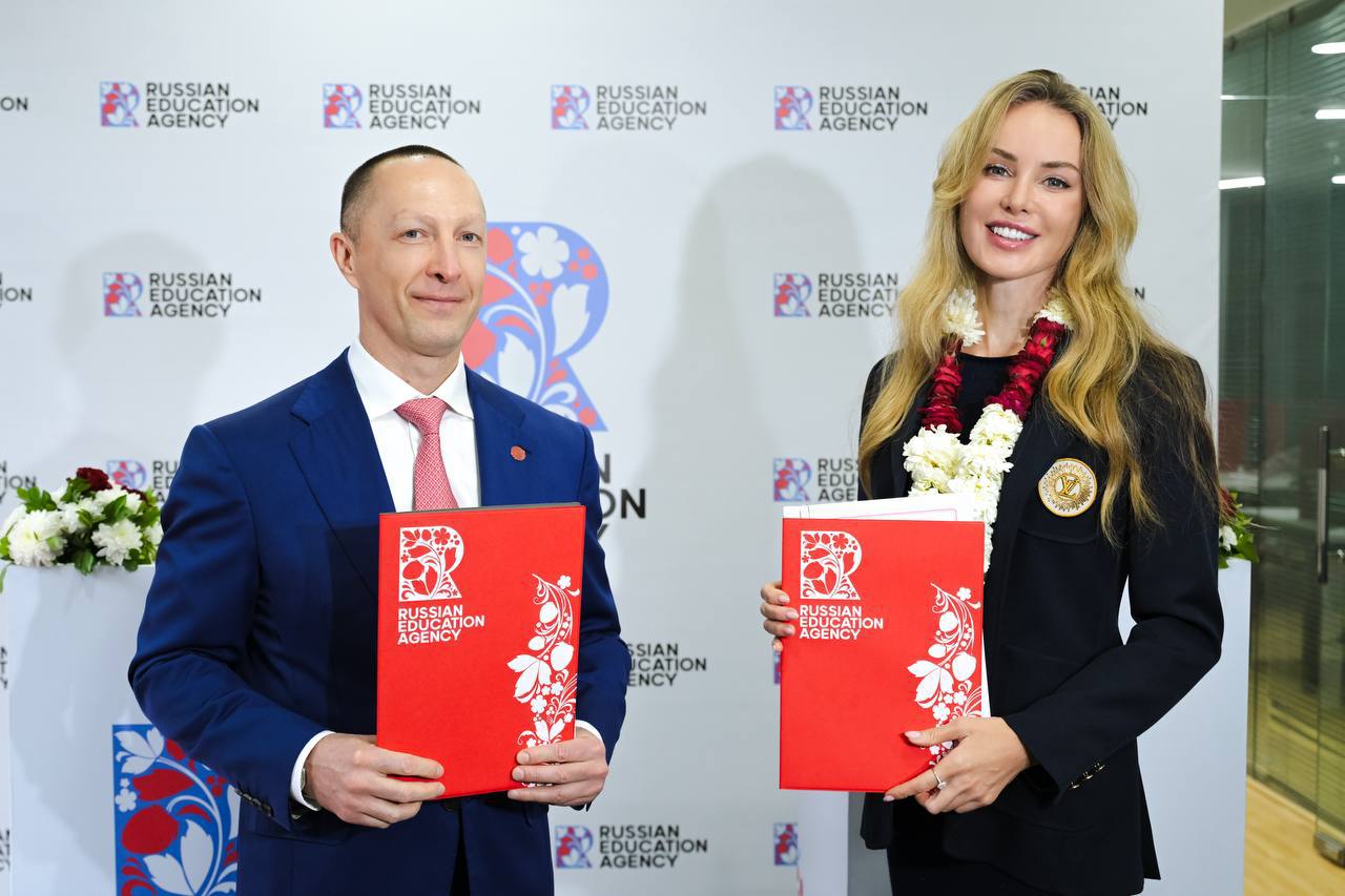 В Нью Дели состоялось открытие первого зарубежного филиала Российского образовательного агентства Деятельность филиала направлена на реализацию распоряжения президента РФ по привлечению в российские университеты 500 тысяч иностранных студентов Агентство организует для индийских абитуриентов процесс поступления включая подготовительные этапы и оформление документов Инициаторы проекта Синергия и Иннопрактика Индия поставили на 2026 год задачу привлечь в российские вузы 10 тыс индийских студентов Выпускники российских вузов всегда были и остаются амбассадорами русской культуры в мире В свое время советские образовательные учреждения получили признание и уважение во многих странах включая Индию Российские вузы их прямые наследники обеспечивающие высокий уровень подготовки Образовательное агентство в Дели продолжит традицию и сохранит преемственность поколений индийцев получивших качественное высшее образование в нашей стране сказал президент корпорации Синергия Вадим Лобов Проект планируется масштабировать на другие государства