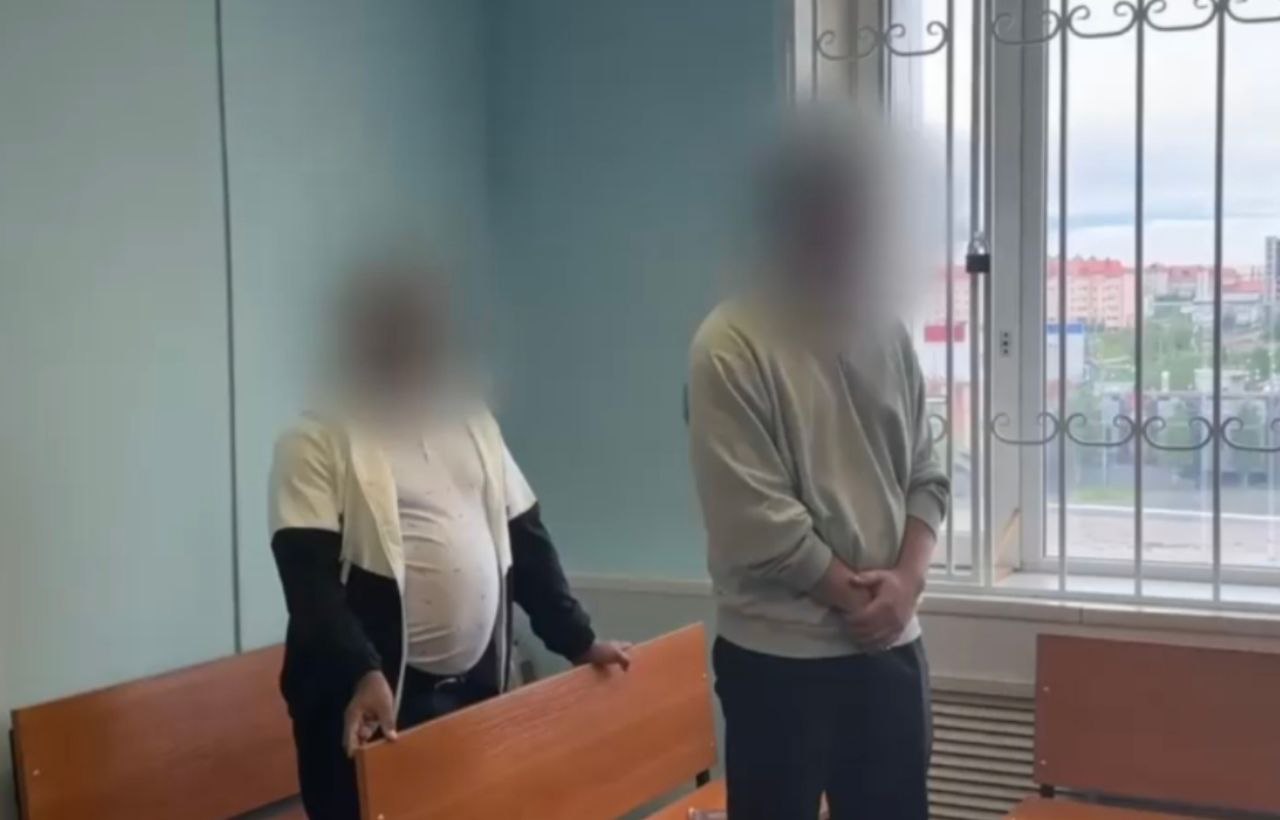 На Ямале организовали бизнес по незаконной легализации мигрантов  В Лабытнанги лидеры одной из национальных диаспор попали под суд за незаконную легализацию мигрантов. Действия позволяли мигрантам получать право на проживание и работу на территории РФ.  За правонарушение один из сотрудников учреждения получил два года лишения свободы условно со штрафом 200 тысяч рублей. Второй – три года условно с таким же штрафом. Два года они не смогут заниматься деятельностью, связанной с экзаменами по русскому языку для иностранцев.  Лидер национальной диаспоры осужден на два года шесть месяцев лишения свободы условно. Он заплатит штраф 200 тысяч рублей и также не сможет заниматься профессиональной деятельностью, связанной с экзаменами по русскому языку для иностранцев. Для всех подсудимых установлен испытательный срок в четыре года.  #Ямал #Суд #Лабытнанги #НезаконнаяЛегализацияМигрантов