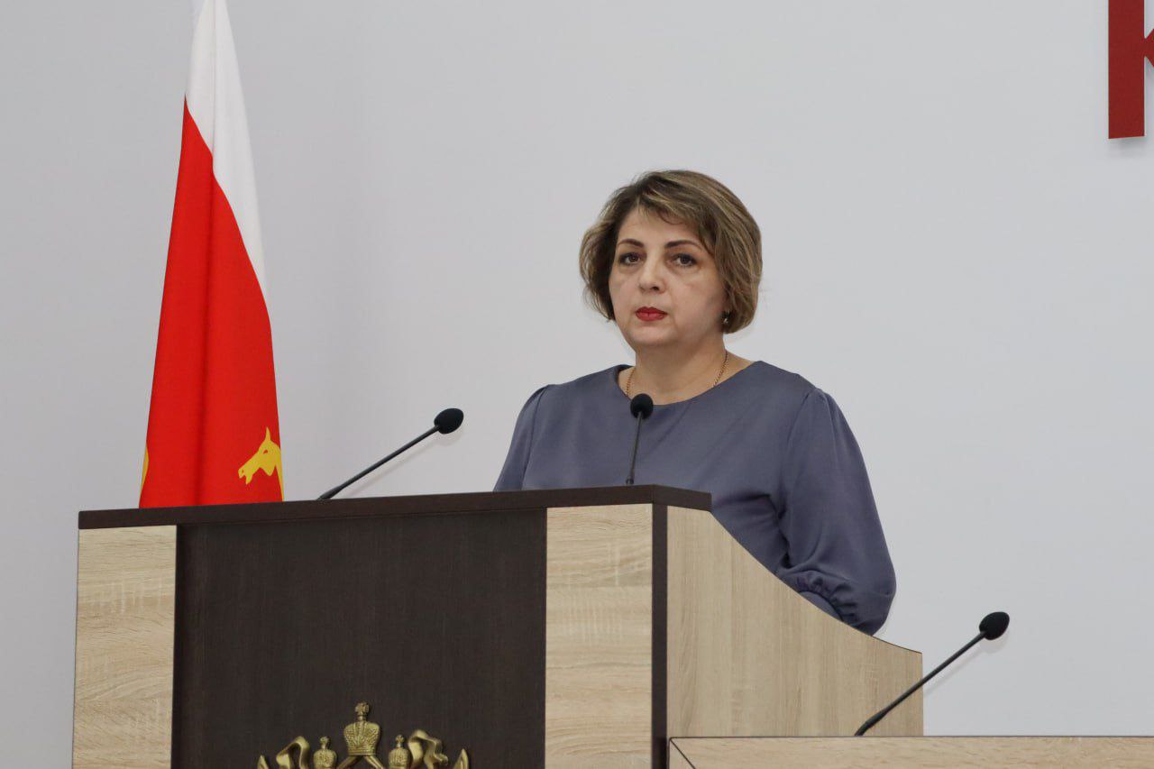 Утро понедельника начали с расширенного планёрного совещания  На нём обсудили ключевые вопросы социальной сферы, жилищно-коммунального и сельского хозяйства, ход проведения рейдовых мероприятий по охране общественного порядка, а также меры поддержки участников спецоперации и их семей.  Особое внимание уделили теме реконструкции объектов энергокомплекса и обеспечения пожарной безопасности на территории района. По прогнозам, в августе и сентябре в крае будет жаркая и сухая погода без осадков. В связи с этим в нашем районе сохраняется 4-5 класс пожароопасности.  Главам поселений поручил усилить контроль за заброшенными территориями, своевременно выявлять участки с густой сорной растительностью, привлекать к ответственности собственников, не выполняющих обязанности по их уборке, а также обеспечить надёжное функционирование и своевременное обслуживание пожарной техники.