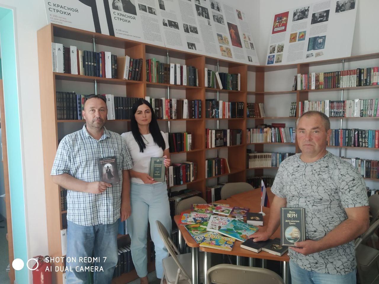 Рязанцы передали книги в модельную библиотеку Геническа Представители региона-шефа Рязанской области продолжают помогать учреждениям Геническа. В этот раз рязанцы посетили модельную библиотеку города. Они доставили туда учебную, художественную и методическую литературу, которая была востребована у сотрудников учреждения и жителей. В библиотеке выразили благодарность за содействие и пополнение книжного фонда. Такая помощь продолжится – литература поставляется в зависимости от потребностей учреждений. #Культура