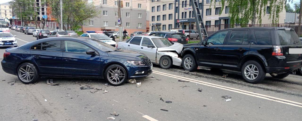 4 человека пострадали в тройном ДТП на ул. Московской, где столкнулись «Ленд Ровер», «Фольксваген» и «десятка».  В числе травмированных: 18-летний водитель и 19-летний пассажир «десятки», 34-летний водитель и 56-летний пассажир «Фольксвагена», сообщили в ГАИ.
