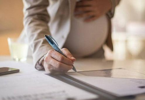 В Узбекистане все официально занятые граждане поэтапно начнут получать выплаты из Фонда социального страхования С начала 2026 года планируется введение пособий по беременности и родам а со второй половины по временной нетрудоспособности сообщает пресс служба президента Шавката Мирзиёева Эти меры направлены на усиление социальной защиты и развитие программы От бедности к процветанию в результате которой уровень бедности снизился с 17 до 6 8 Реформа также должна устранить пробелы в поддержке работников частного сектора которые пока не всегда получают подобные выплаты Подробнее на нашем сайте Актуальные новости из Центральной Азии fergananews