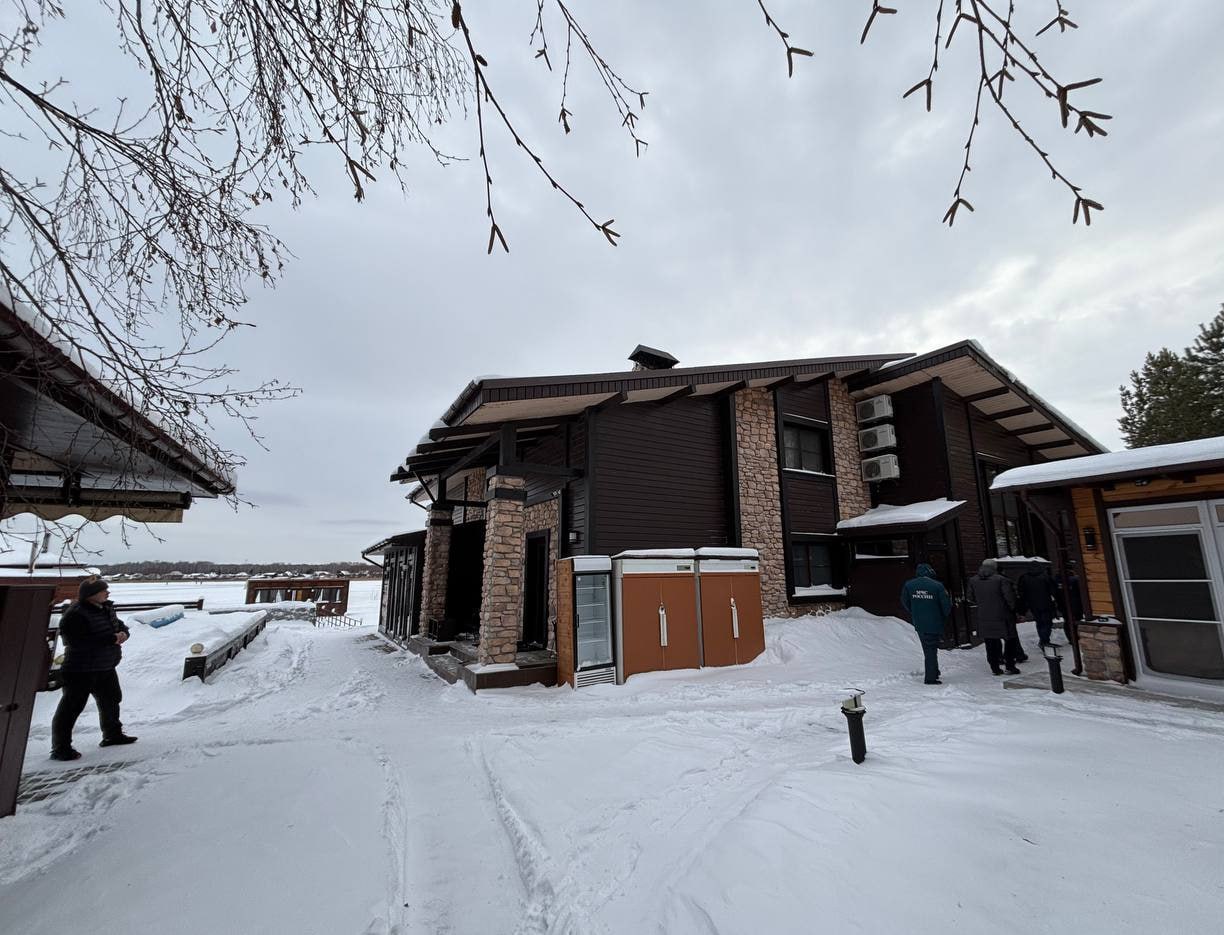 Прокуратура потребовала снести часть элитного парк отеля под Челябинском Постройки оказались незаконными и на них пожаловались садоводы СНТ Урал Вдоль берега озера Малый Кременкуль предприниматель работающий под вывеской парк отеля Резиденция 888 разместил за пределами своих участков бани беседки мангальные зоны виллы и прочие строения На деле выяснилось что все они использовались с нарушением требований пожарной водной земельной и градостроительной безопасности По данным прокуратуры на объекте не работали системы сигнализации и эвакуационного освещения отсутствовали договоры со спасательными службами и регистрация опасного оборудования