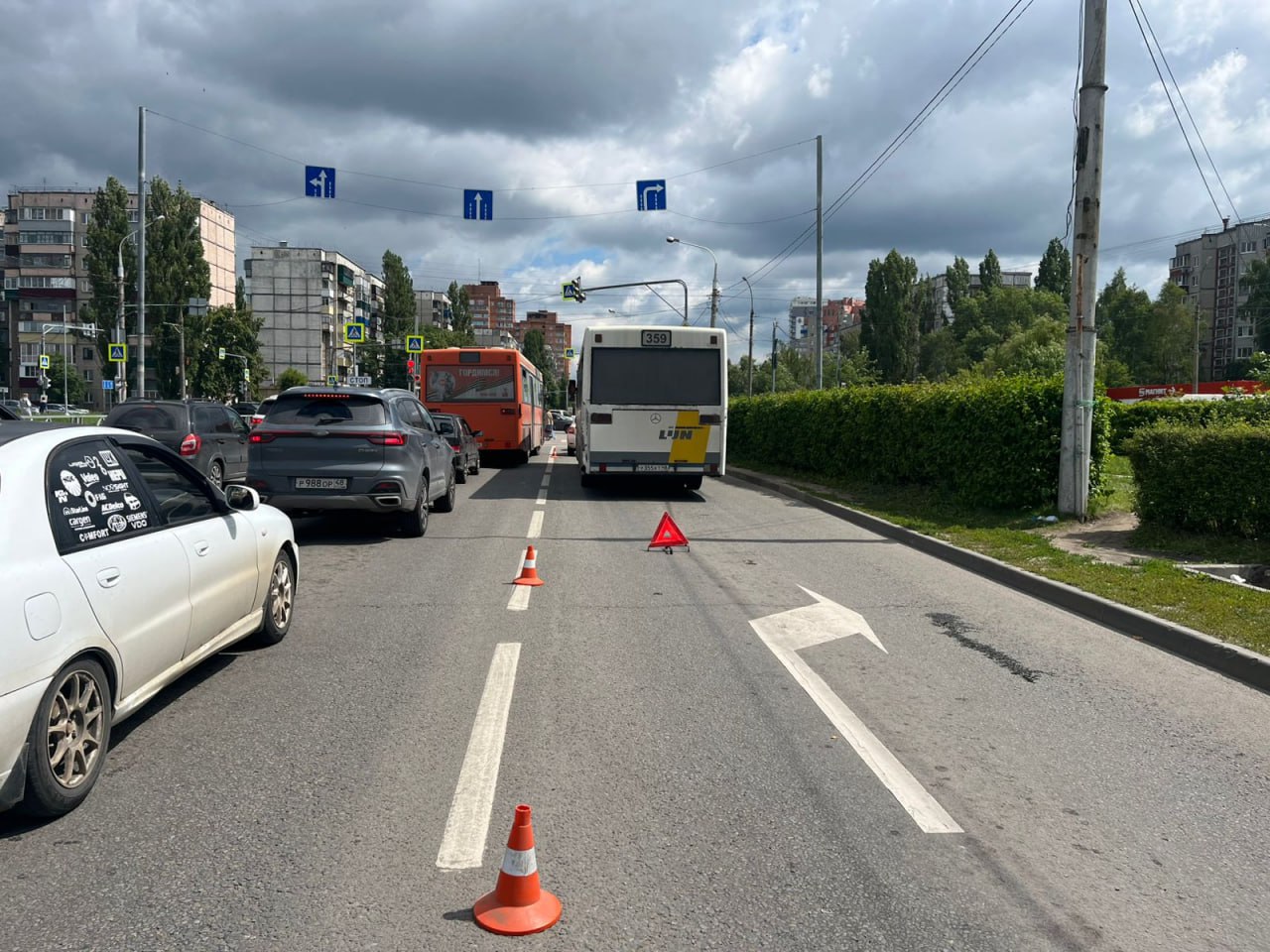 Вчера на перекрестке Водопьянова – Меркулова под автобус попал 8-летний мальчик. Он неожиданно выбежал прямо под колеса из-за двух рядов плотно стоящих машин. С травмами его госпитализировали. В отношении родителей ребенка полицейские составили административный материал по ст.5.35 КоАП РФ за ненадлежащее исполнение родительских обязанностей. Будьте внимательны. Подпишись на «Липецк №1»