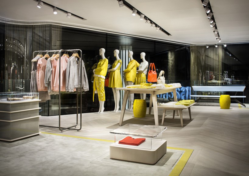 По итогам апреля—июня 2025 года в торговых центрах Москвы закрылось 29 fashion-магазинов — об этом сообщили в консалтинговой компании CORE.XP.  В компании уточнили, что доля этих магазинов в общем объёме закрытий увеличилась на шесть процентных пунктов год к году, до 38%. Во втором квартале 2024 года прекратили работу 19 одежных бутиков. По словам экспертов, из-за подобной динамики доля fashion-ритейлеров в составе торгцентров за последние десять лет сократилась на 22 процентных пункта, до 33%.   Вице-президент Союза торговых центров Павел Люлин заявил, что в условиях падения спроса у офлайн-магазинов одежды увеличиваются затраты на аренду помещений, это приводит к закрытию наименее эффективных точек. Эксперты отмечают, что чаще закрываются локальные и несетевые игроки, которые не могут достичь плановой выручки из-за высокой конкуренции.  Ранее стало известно, что объём ввода торговой недвижимости в Москве в 2026 году может снизиться на 70%, до 76 000 кв. метров.