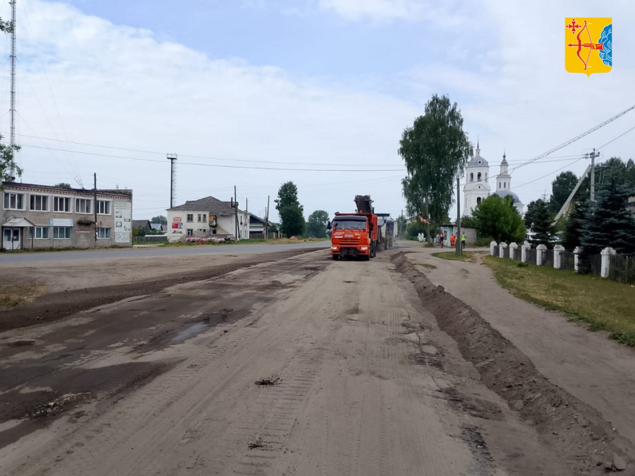 В селе Коршик Оричевского района ремонтируют улицу Советскую в рамках программы «Дорожный миллиард», инициированной губернатором Кировской области Александром Соколовым. Общая протяженность участка — 103 метра. На данный момент специалисты выполнили фрезерование асфальтобетонного покрытия. Далее предусмотрены работы по устранению деформаций дорожного полотна, обработке основания битумной эмульсией, укладке двух слоёв асфальтобетонного покрытия с применением современной техники и укрепление обочин. Работы выполняет Нововятское дорожное управление №6 АО «Вятавтодор». Срок завершения ремонта по контракту — до 25 августа 2025 года. Кировская область