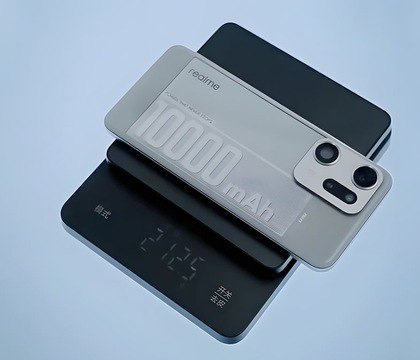 realme анонсировала смартфон с батареей емкостью более 10 000 мА ч Китайские компании продолжают мериться емкостью аккумуляторов в смартфонах 7000 мА ч и даже 8000 мА ч уже ни у кого не вызывают удивления Но на этом бренды явно останавливаться не собираются В мае 2025 года realme показала прототип смартфона с аккумулятором на 10 000 мА ч
