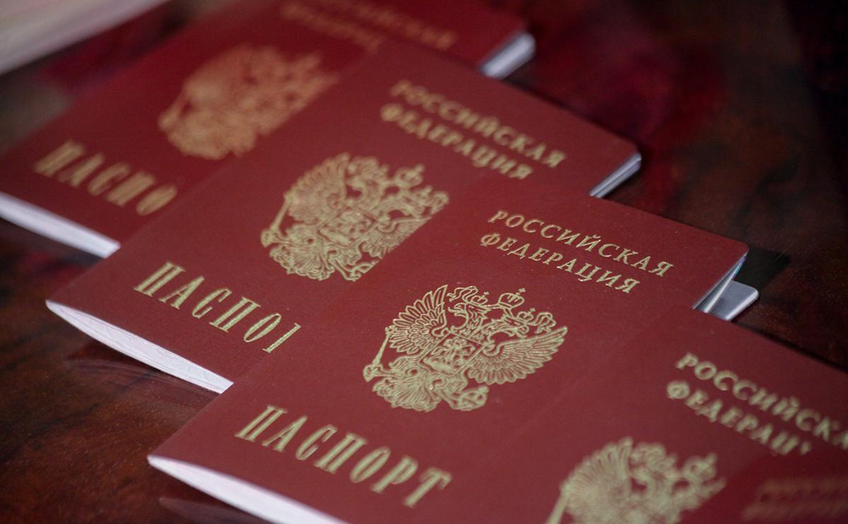 Правозащитники сообщили о нарушении прав россиян почти в 50 странах Московское бюро по правам человека выпустило доклад в котором обобщило факты нарушений прав россиян и соотечественников за рубежом в 2025 году Наблюдается тенденция к тому что гражданство происхождение публичные высказывания или даже косвенные связи с Россией становятся фактором повышенного риска основанием для возбуждения дел задержаний допросов обысков и иных процессуальных действий указано в докладе По подсчетам авторов география таких стран охватывает порядка 50 государств Правозащитники предложили использовать потенциал международных организаций а также расширить программы поддержки и правовой защиты совершенствование просветительской и разъяснительной работы среди граждан РФ с предоставлением информации о странах опасных для россиян Ну а мы считаем что надо отплатить той же монетой Предлагаем сделать Россию опасной для граждан тех стран в которых россияне столкнулись с нарушением их прав и законных интересов