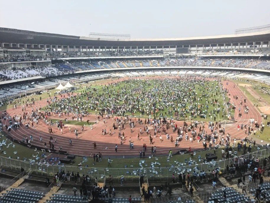 Полиция арестовала организатора мероприятия с участием Месси в Калькутте Об этом заявил губернатор Западной Бенгалии Ананда Бозе Болельщикам пообещали вернуть деньги за билеты AIFF опубликовала заявление разъясняющее что мероприятие с участием аргентинца было частным мероприятием организованным PR агентством В заявлении говорится что федерация не участвовала в его планировании или проведении ни в каком качестве Подписывайтесь на РИА Новости Спорт в MAX