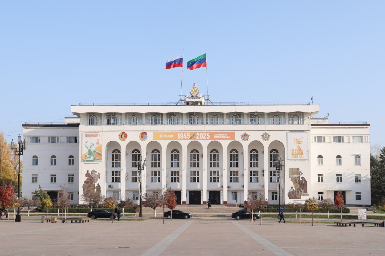 В Дагестане введена дополнительная мера поддержки для участников СВО получивших тяжелые ранения Выплата в размере 300 тысяч рублей предоставляется военнослужащим получившим увечье ранение травму контузию которое повлекло установление инвалидности I группы Закон подписал глава Дагестана Сергей Меликов Важно это дополнительные региональные выплаты которые предоставляются наряду с федеральными Напомним в регионе действует 26 мер господдержки и социальных гарантий для военнослужащих и членов их семей Среди них выплаты внеплановая медицинская помощь выделение земельных участков возможность компенсировать часть расходов на оплату коммунальных услуг а также льготы при поступлении в вузы и колледжи