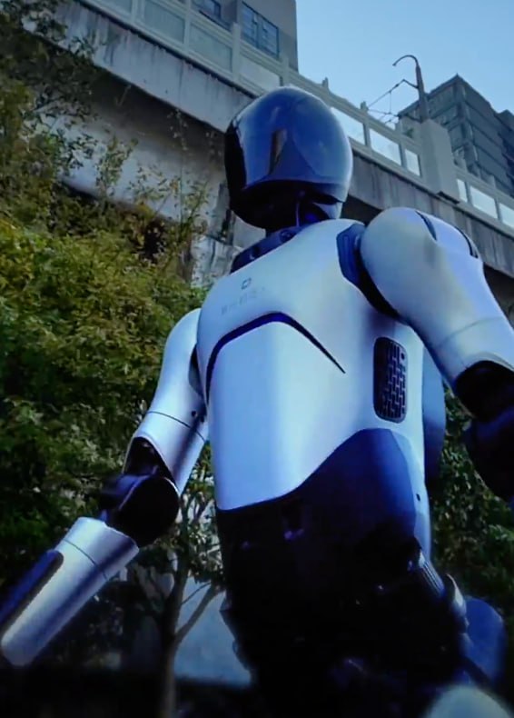 Китайский робот гуманоид прошел без остановки более 100 км и установил мировой рекорд Человекоподобный аппарат разработанный шанхайской компанией AgiBot стал обладателем уникального достижения пройдя без остановки 106 286 км Андроид Agibot A2 вышел из Сучжоу ночью 10 ноября и достиг набережной Вайтань в Шанхае рано утром 13 ноября Он передвигался по асфальтированным дорогам мощеным тротуарам мостам тактильным покрытиям и пандусам преодолевал многолюдные улицы узкие проходы и оживленные трассы соблюдая при этом правила дорожного движения и сохраняя стабильность как днем так и ночью Система горячей замены аккумуляторов позволила роботу оставаться активным на протяжении всего маршрута Это подтверждает зрелость аппаратного обеспечения робота алгоритмов мозжечкового баланса и выносливости закладывая прочную основу для крупномасштабного коммерческого внедрения отметил Ван Чуан старший вице президент Agibot По прибытии робот назвал свое путешествие незабываемым опытом в его машинной жизни и пошутил что ему возможно понадобится новая обувь Китайская Панорама