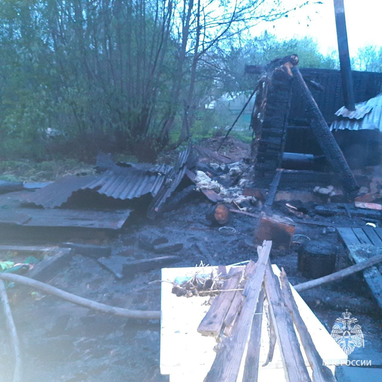 20 индюшат погибли на пожаре в Ижевске Возгорание произошло сегодня в четвёртом часу утра на садовом участке в СНТ «Березка-1» Ленинского района. Сгорел курятник и баня на 27 квадратах, погибли 20 индюшат. - Пожар начался с курятника, где содержались птицы. Произошло короткое замыкание, которое могло быть вызвано несколькими факторами: перепад напряжения или неполадки с инфракрасным обогревателем, который установили пару дней назад, - рассказал дознаватель МЧС России Сергей Нуриманов. МЧС России напоминает: следи за состоянием проводки и электрооборудования; уходя, выключай приборы из сети; не перегружай электросеть.
