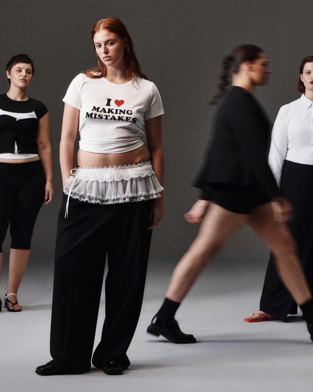 Befree расширил размерную сетку до XXXL и снял кампейн с plus size моделями  В осенне-зимнем сезоне в новом разделе будет представлено больше 450 моделей — от футболок до платьев и курток. В первом лукбуке команда замиксовала преппи, спортивный стиль, деним и футболки с ироничными фразами.       «Большой Город»