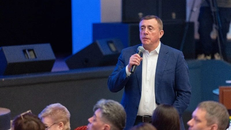 Валерий Лимаренко обсудил развитие Холмского района с его жителями Разговор коснулся ключевых тем дорожного хозяйства ЖКХ экономики поддержки семей и благоустройства территорий Одной из главных тем стали дороги Холмчане упомянули проблемный участок между селами Чехов и Красносельское Министр транспорта Сахалинской области Максим Жоголев заявил что дорогу от Холмска до Чехова планируют заасфальтировать до 2030 года Специальная комиссия уже выезжала на этот участок и в ближайшее время приведет его в порядок без масштабной реконструкции чтобы уменьшить неудобства для местных жителей   Какие еще темы обсуждали на встрече с губернатором читайте здесь   Подписаться на нас Telegram I MAX Прислать нам новость Sakhonlinebot