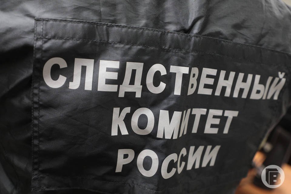 В Волгограде на Новороссийской обнаружено тело женщины под окнами дома На месте трагедии работают следователи. В Дзержинском районе Волгограда под окнами жилого многоквартирного дома на улице Новороссийской прохожие обнаружили тело женщины. По словам очевидцев, она проживала в этом доме, ей 55 лет. Женщина скончалась в результате травм, полученных при падении с высоты. Журналистам "Городских вестей" в пресс-службе СУ СК России по Волгоградской области трагический инцидент подтвредили. - Проводится проверка. Устанавливаются обстоятельства произошедшего. Смерть носит не криминальный характер, - прокомментировали в Волгоградском Следкоме.
