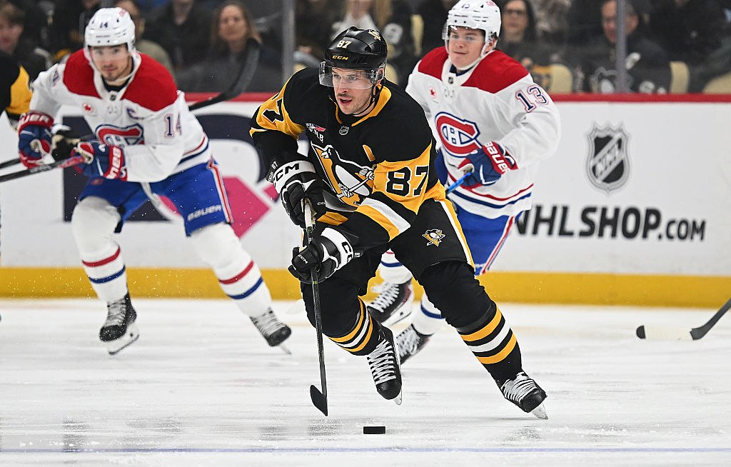 Кросби побил рекорд Лемье по очкам за Питтсбург в регулярных чемпионатах НХЛ Сегодня он набрал 1 1 в матче против Монреаля 4 3 Б Теперь у Сидни 1724 645 1079 очка что позволило превзойти достижение Марио Лемье 1989 года 1723 690 1033 Так форвард Пингвинз переместился на 8 е место в списке лучших бомбардиров в истории лиги   В октябре Кросби побил клубный рекорд и по очкам в сумме в регулярных сезонах и плей офф Тогда он тоже превзошёл достижение Лемье news matchtv Justin Berl Getty Images