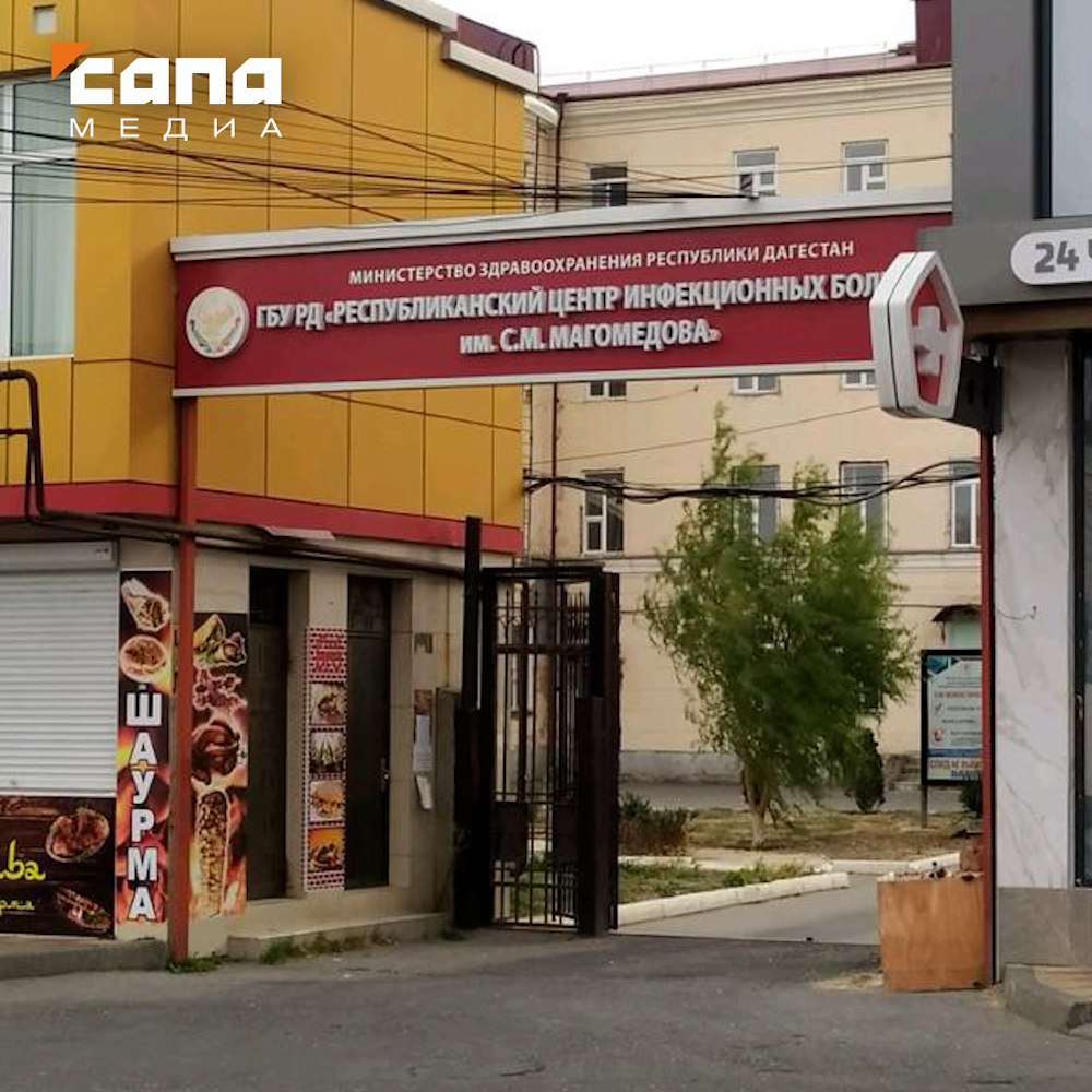 Экс главврачу больницы в Дагестане ужесточили приговор за неисправные аппараты ИВЛ в пандемию Верховный суд Дагестана изменил приговор бывшему главному врачу Республиканского центра инфекционных болезней Ранее суд первой инстанции приговорил ее к условному сроку за превышение полномочий однако гособвинение обжаловало решение Апелляционная инстанция ужесточила приговор переквалифицировав действия фигурантки на злоупотребление полномочиями В итоге суд назначил ей четыре года колонии общего режима и на два года запретил занимать руководящие должности в госучреждениях В разгар пандемии коронавируса главврач больницы приняла и подписала акты о вводе в эксплуатацию восьми немецких аппаратов ИВЛ При этом она точно знала о некомплектности и непригодности оборудования Ущерб Минздраву оценили в 24 млн рублей Эти средства в итоге перечислили поставщику непригодных аппаратов а в разгар пандемии больницы не смогли получить новые исправные аппараты Закупленное оборудование пылилось на складах Верховный суд посчитал приговор первой инстанции несправедливым Учитывая высокую общественную опасность преступления тяжесть последствий и то что осужденная не возместила причиненный ущерб суд пришел к выводу что ее исправление возможно только в условиях изоляции Условное наказание было отменено сообщили в объединенной пресс службе судов региона До вступления решения в силу осужденную заключили под стражу Подписывайся на Сапа Кавказ