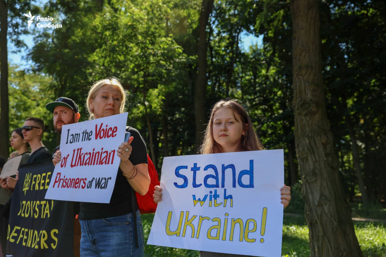 "Нет обмену территориями! Требуем обмен пленными". В Киеве под посольством США прошла акция перед саммитом Трампа с путиным  "Радіо Свобода" сообщило, что на митинг пришло около 50 человек. У большинства из них родные — в плену рф.  Организаторы заявили, что своим протестом обращаются к Трампу с просьбой изменить риторику во время встречи с путиным и требовать освобождения всех украинских пленных.  Люди стояли с плакатами "Ничего об Украине без Украины", "Нет обмену территориями! Требуем обмен пленными", "россия пытает украинских военнопленных", "Поддерживайте Украину".
