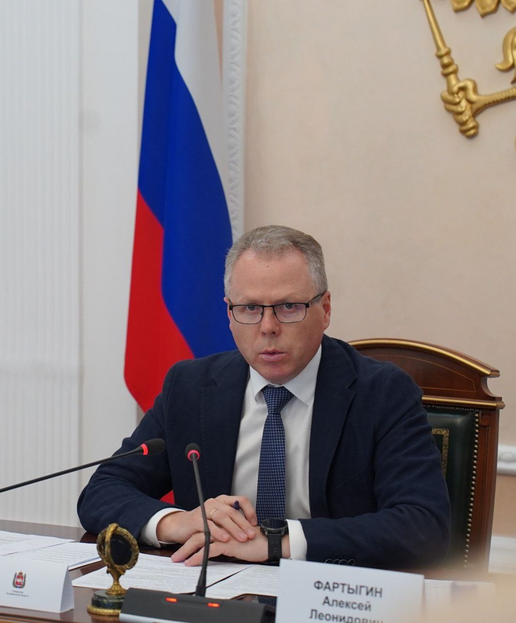 Гибели на воде быть не должно На заседании рабочей группы Комиссии по чрезвычайным ситуациям КЧС обсуждалось много важных вопросов касающихся безопасной жизнедеятельности населения Один из них Об итогах купального сезона 2025 представил заместитель начальника Главного управления МЧС России по Челябинской области Александр Ильин Гибель людей на водоемах зафиксирована в 1 5 муниципалитетах за лето погибли 35 человек что на 5 4 меньше чем в прошлом году снизилась и детская смертность Реки и озера по прежнему являются основными местами гибели людей 38 и 35 соответственно В основном события происходят в выходные дни зачастую из за нетрезвого состояния купальщиков По ежегодной статистике большинство трагедий случаются на необорудованных местах поэтому власти региона делают все чтобы в распоряжение жителей поступало все больше современных безопасных мест отдыха За сезон 2 2 5 года было введено в эксплуатацию 203 пляжа из них 31 детский Завершая обсуждение такого социально важного вопроса заместитель Губернатора Челябинской области Алексей Фартыгин подчеркнул Важно поставить перед собой амбициозные цели стремиться к нулевой гибели на водных объектах Мы понимаем сложность задачи ведь у нас огромное количество рек озёр и прудов но её решение зависит от каждого жителя области Необходимо обеспечить высокий уровень информированности воспитания культуры безопасности у детей усилить контроль и работу спасательных служб АлексейФартыгин ГУ МЧС ЧелябинскаяОбласть КЧС