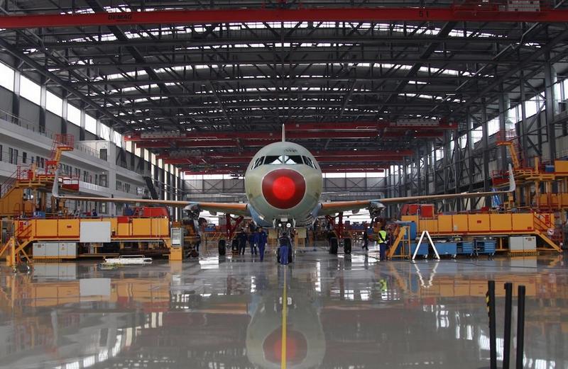 Количество сборочных линий самолетов Airbus A320 выросло до 10 Сегодня 22 октября Airbus открыл вторую линию окончательной сборки самолетов семейства A320 на своей производственной площадке в Тяньцзине Китай Расширение производственных мощностей поможет европейскому авиастроителю в достижении цели выпускать по 75 самолетов семейства A320 в месяц к 2027 году Новая линия создана в соответствии с соглашением подписанным в апреле 2023 года и как ожидается заработает на полную мощность в 2026 году После ее ввода в эксплуатацию общее количество линий по сборке узкофюзеляжных самолетов семейства A320 в мире достигнет 10 четыре в Гамбурге Германия две в Тулузе Франция две в Мобиле США и две в Тяньцзине Хотя завод в Тяньцзине в первую очередь обслуживает китайских клиентов отсюда также поставляются самолеты эксплуатантам из Азиатско Тихоокеанского региона Открытый в 2008 году завод к настоящему времени выпустил более 750 ВС семейства A320 Подробнее на ATO ru Фото Airbus China Подписаться на ATOjournal