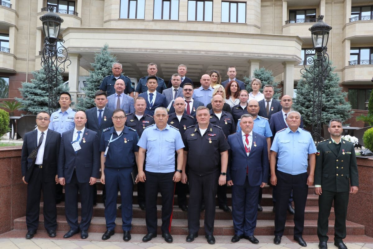 ОДКБ провела антинаркотическую операцию в Казахстане, Киргизии и Белоруссии Руководители субрегиональной антинаркотической операции «Канал-Горный форпост», проведенной ОДКБ, подвели итоги прошедшего мероприятия. Операция проходила с 19 по 23 мая 2025 года на территории Казахстана, Киргизии и Белоруссии. В ней задействовали свыше 17 тысяч таможенников, пограничников, полицейских, а также сотрудников органов безопасности. По данным пресс-службы, за 5 дней операции силовики изъяли почти 2 тонны наркотиков. Правоохранители выявили 636 наркопреступлений, в том числе 13 фактов контрабанды, разоблачили 103 наркогруппировки, обнаружили 4 факта легализации наркодоходов и 47 правонарушений, задержали 405 подозреваемых.