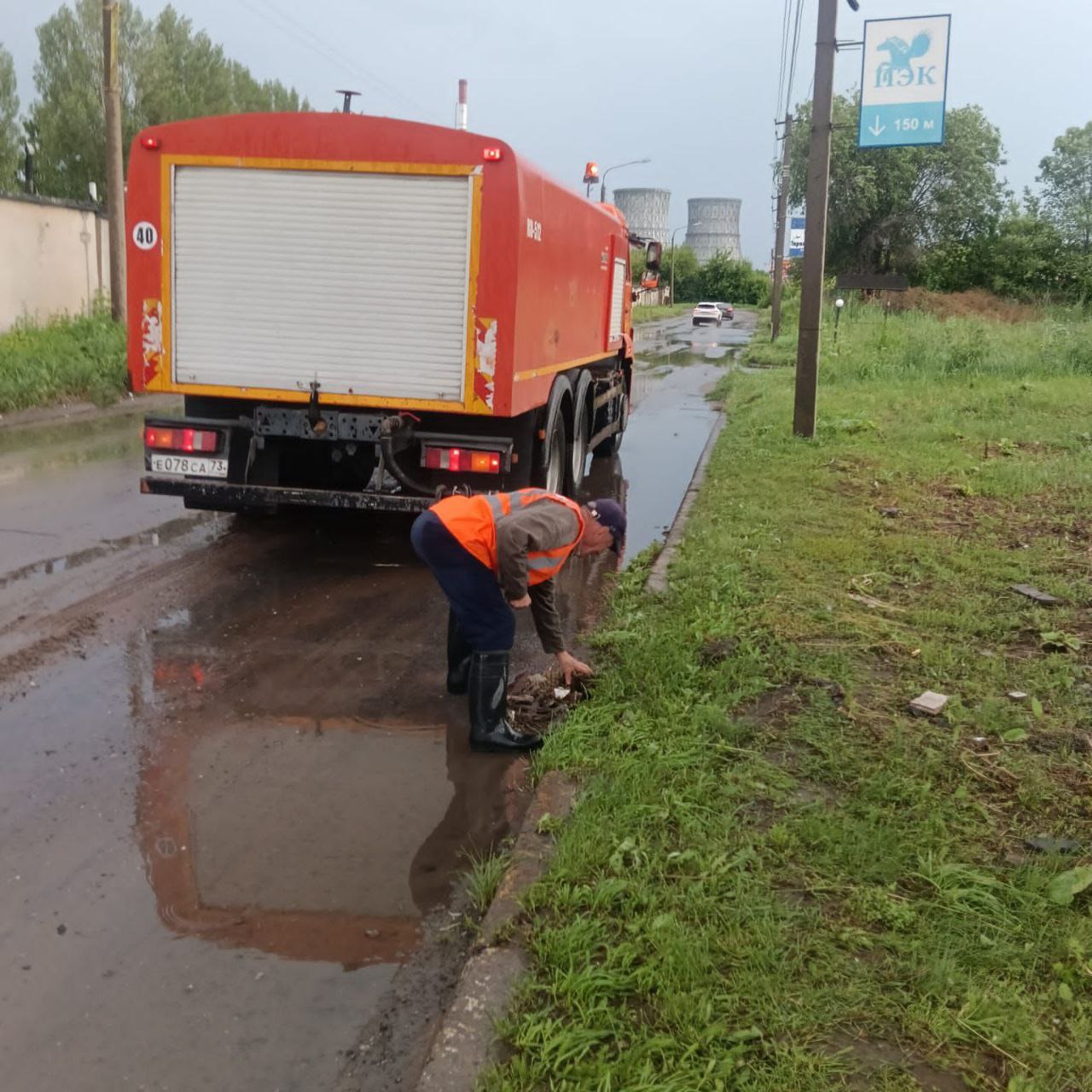 Ульяновские дорожники продолжают чистить ливнёвки В связи с дождями глава областного центра Александр Болдакин поручил МБУ «Дорремстрой» нарастить темпы этой работы По итогам выезда главы города на проблемные участки, где возникают подтопления трамвайных путей, специалисты разрабатывают технические решения. Речь идёт о разворотном кольце на Дамбе и пересечении улиц Кирова-Карсунская За сутки выполнено 19 рейсов по вывозу смёта с Белинского, Чайковского, Толбухина, Тимирязева и бульвара Новосондецкого Отремонтированы участки улиц Богдана Хитрово, Клубной, Гафурова, Федерации, Гагарина, Розы Люксембург, Красноармейской, проспектов Гая, Нариманова, Созидателей, Туполева, Авиастроителей, 11-го проезда Инженерного, посёлка Пригородный и места раскопок в Ленинском районе Специалисты косили траву на Юности, Ветеринарной, Сельдинском шоссе, в 3-м переулке Спортивном, на 14-м проезде Инженерном, в сёлах Кротовка, Арское, Луговое, Анненково, деревнях Погребы и Кувшиновка