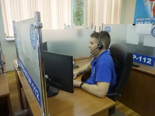 Более 85 тысяч звонков и 344 СМС: зачем жители Ростовской области обращались в 112    Статистику вызовов за неделю с 28 июля 4 августа привели в ДПЧС РО.  Самой распространенной причиной вызовов стали коммунальные аварии — 11,5 тысяч обращений. Экстренная медицинская помощь понадобилась 10 тысячам звонивших. А четыре тысячи звонков были адресованы к службе полиции.  Остальные вызовы относились к пожарным, спасателям, газовой службе и другим специализированным службам.  Также, операторы обработали более 22 тысяч справочных вопросов и 344 сообщений.